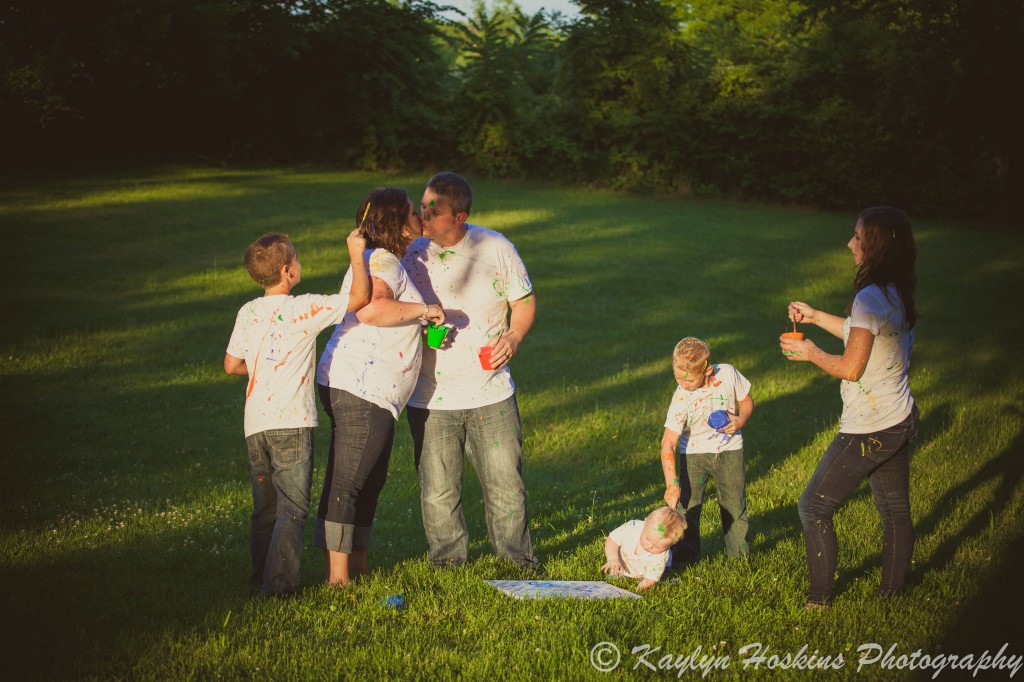 Family paint fight during family pictures with Kaylyn Hoskins Photography